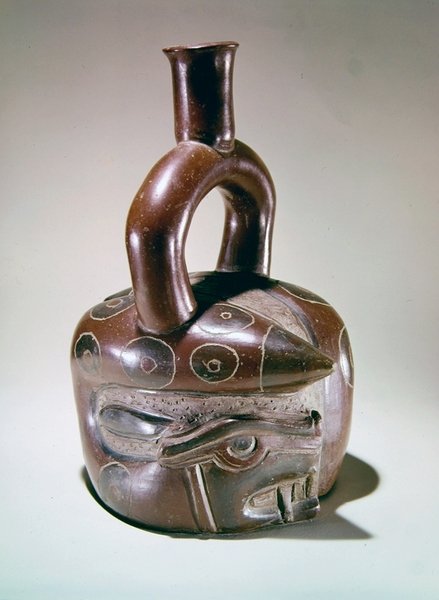 Malet og indskåret krukke prydet med slanger med pumahoved, fra Sausal, Chicama Valley, Peru (keramik) af Pre Columbian Pre Columbian