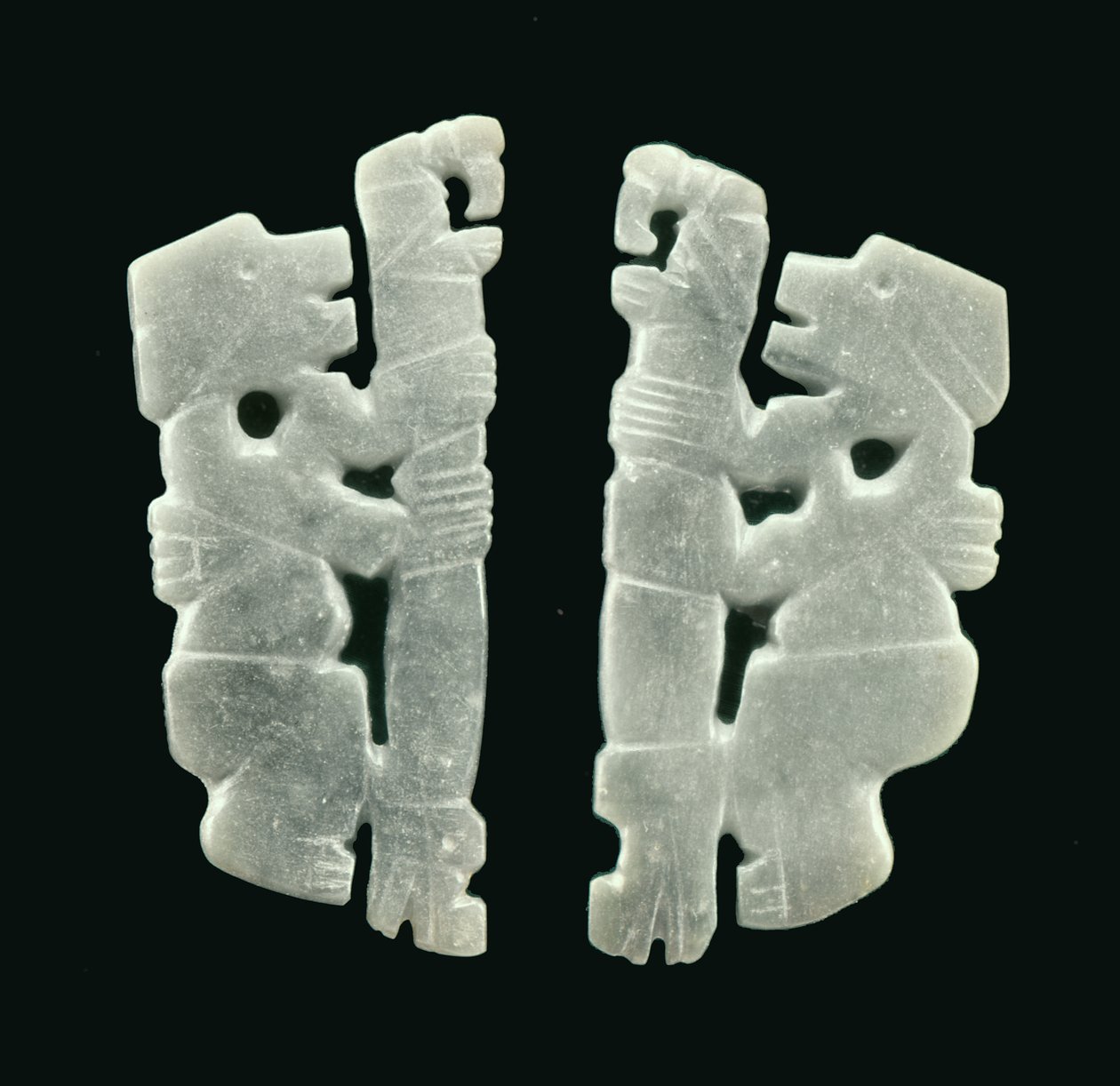 Et par stavbærende figurer fra Guacimo, Linea Vieja-området (gennemskinnelig blågrøn jade) af Pre Columbian Pre Columbian