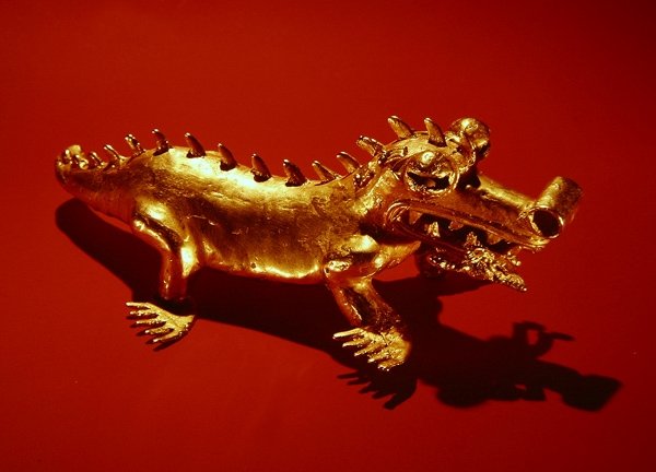 Vedhæng, der forestiller en krokodille med en menneskelig figur i munden, fra La Vaca, Punta Burica (guld) (se også 351826) af Pre Columbian Pre Columbian