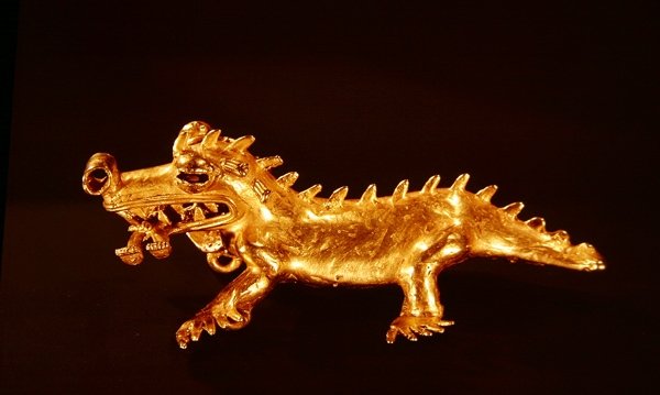 Vedhæng, der forestiller en krokodille med en menneskelig figur i munden, fra La Vaca, Punta Burica (guld) (se også 351825) af Pre Columbian Pre Columbian