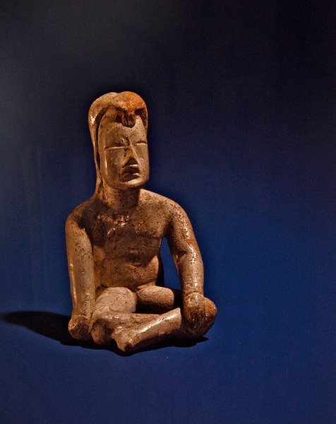 Siddende figur, Olmec Culture (keramik) af Pre Columbian Pre Columbian