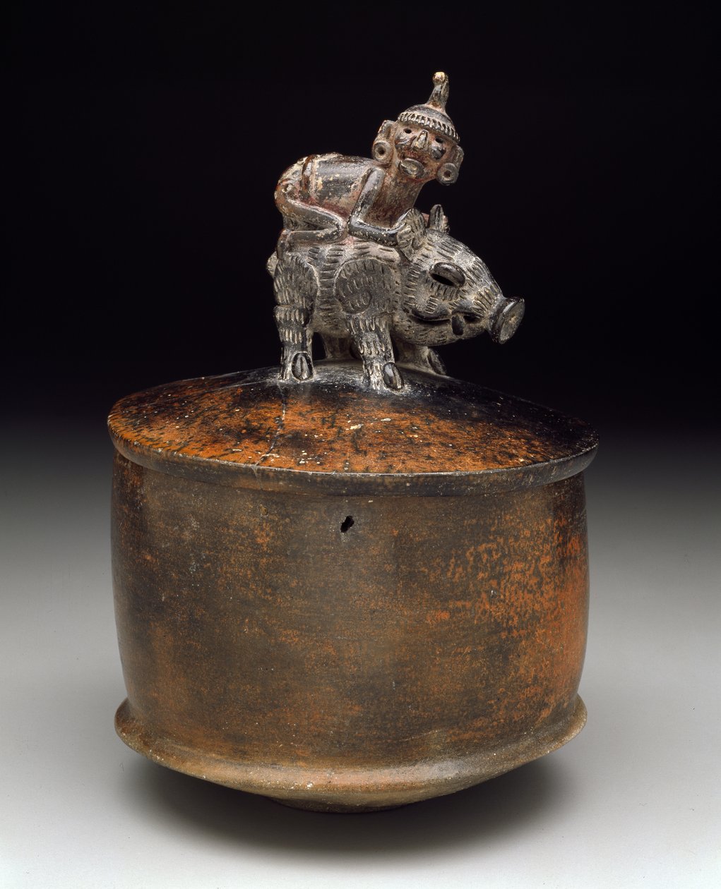 Skål med låg med en mand, der kører på en peccary, 250-550 (keramik) af Pre Columbian Pre Columbian