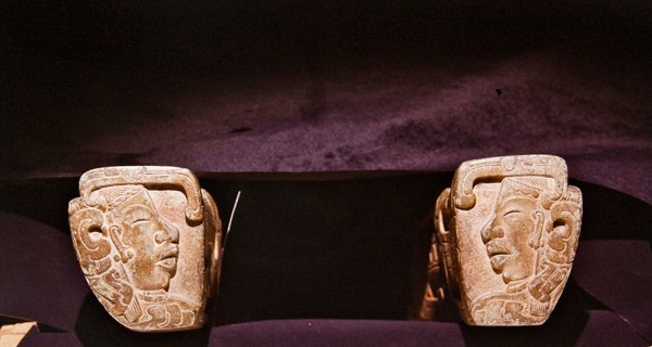 Detalje af et åg brugt i ceremonielle boldspil, Vera Cruz (sten) af Pre Columbian Pre Columbian
