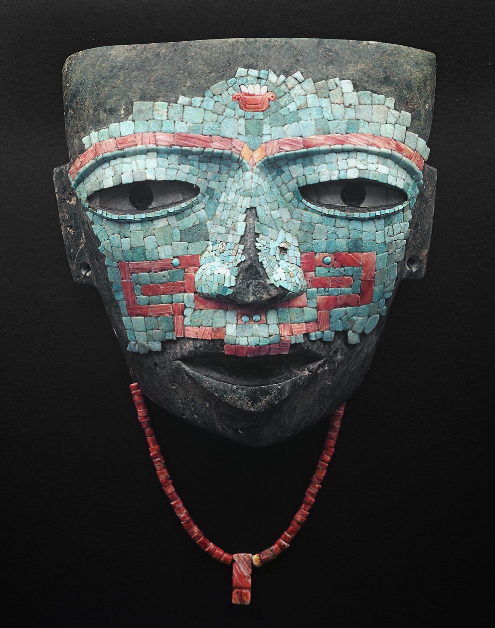 Begravelsesmaske dækket af turkis og rød skalmosaik. Artefakt fra Teotihuacan, Mexico City. Teotihuacan Civilization - Præcolombiansk kunst: begravelsesmaske af turkise og lyserøde sten, der stammer fra civilisationen i Teotihuacan III (300-650 e.Kr.) Mexi af Pre Columbian Pre Columbian
