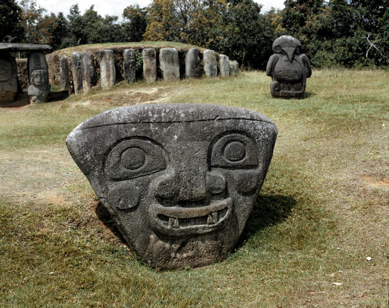 Megalitisk skulptur af trekantet hoved af Pre Columbian Pre Columbian