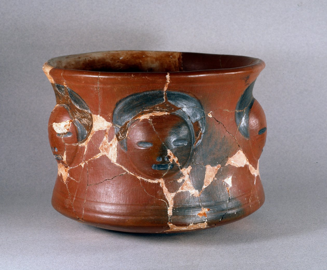 Før colombiansk kunst, Kotosh-kultur: terracotta-modtager med menneskelige ansigter. Svag. 16,2 cm 1000 f.Kr.-800 e.Kr. Lima, Nationalmuseet for antropologi og arkæologi, Peru af Pre Columbian Pre Columbian