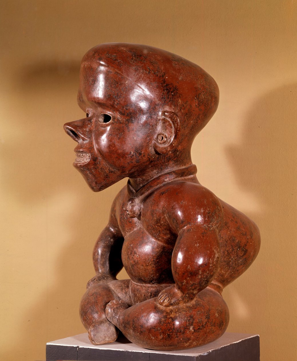 Før colombiansk kunst: statuette af nøgen pukkelrygget siddende. Fra Colima. Civilisationen af de vestlige kyster. 300-1250 e.Kr. Guadalajaras arkæologiske museum af Pre Columbian Pre Columbian