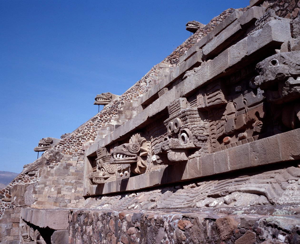 Før colombiansk civilisation: udsigt over stedet for Teotihuacan (300 f.Kr.-600 e.Kr.): Quetzalcoatls tempel eller den fjerklædte slanges tempel. Mexico af Pre Columbian Pre Columbian