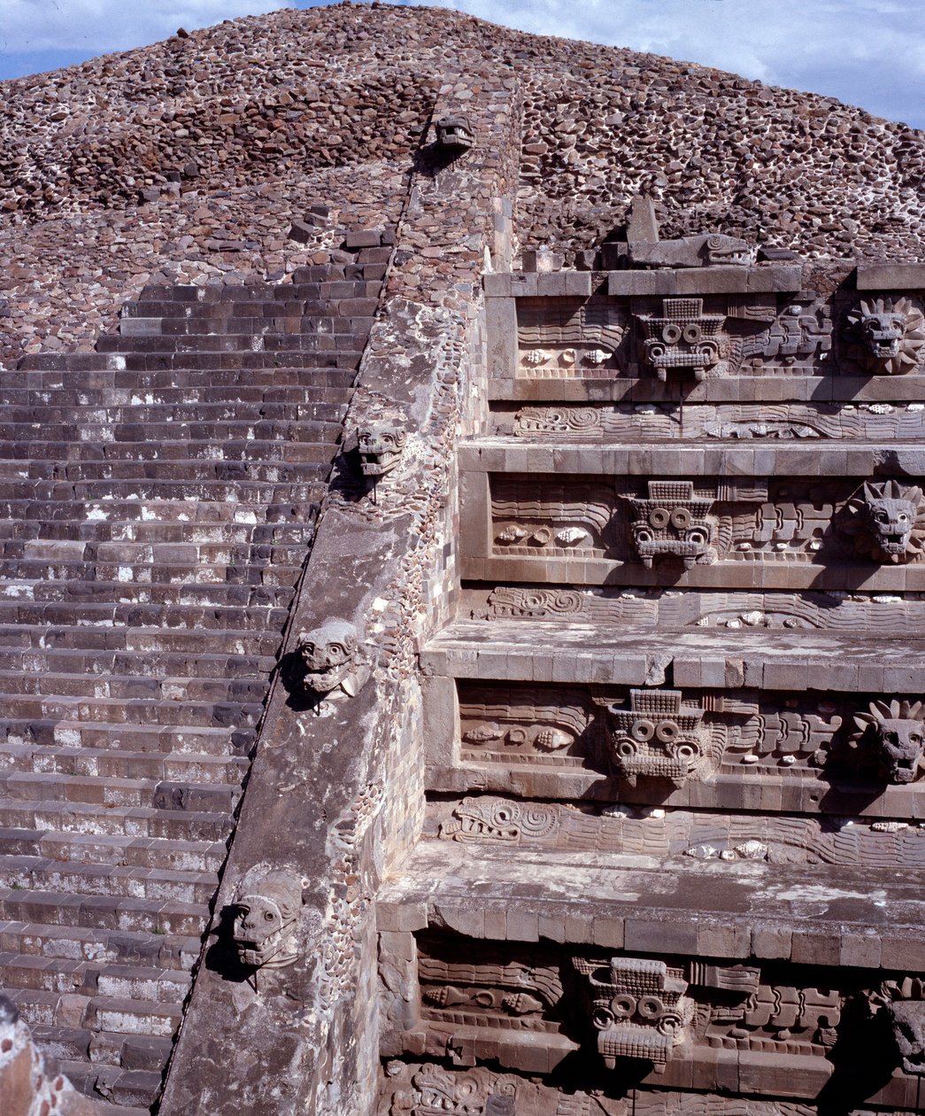 Før colombiansk civilisation: udsigt over stedet for Teotihuacan (300 f.Kr.-600 e.Kr.): Quetzalcoatls tempel eller den fjerklædte slanges tempel. Mexico af Pre Columbian Pre Columbian
