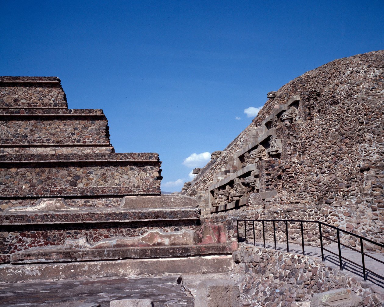 Før colombiansk civilisation: udsigt over stedet for Teotihuacan (300 f.Kr.-600 e.Kr.): Quetzalcoatls tempel eller den fjerklædte slanges tempel. Mexico af Pre Columbian Pre Columbian