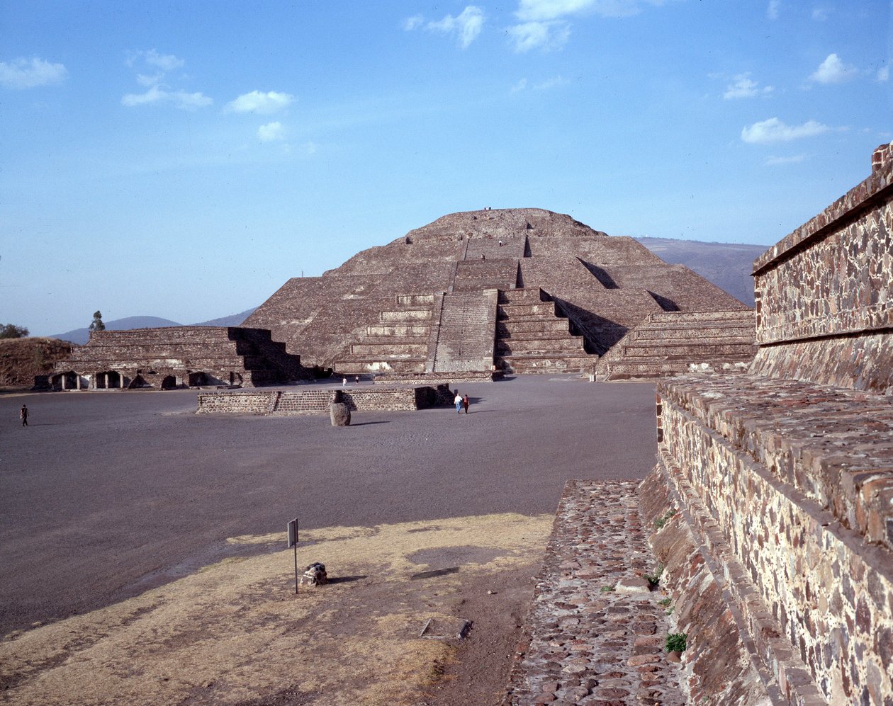 Før colombiansk civilisation: udsigt over stedet for Teotihuacan (300 f.Kr.-600 e.Kr.): Månens tempel (eller pyramide). Mexico af Pre Columbian Pre Columbian
