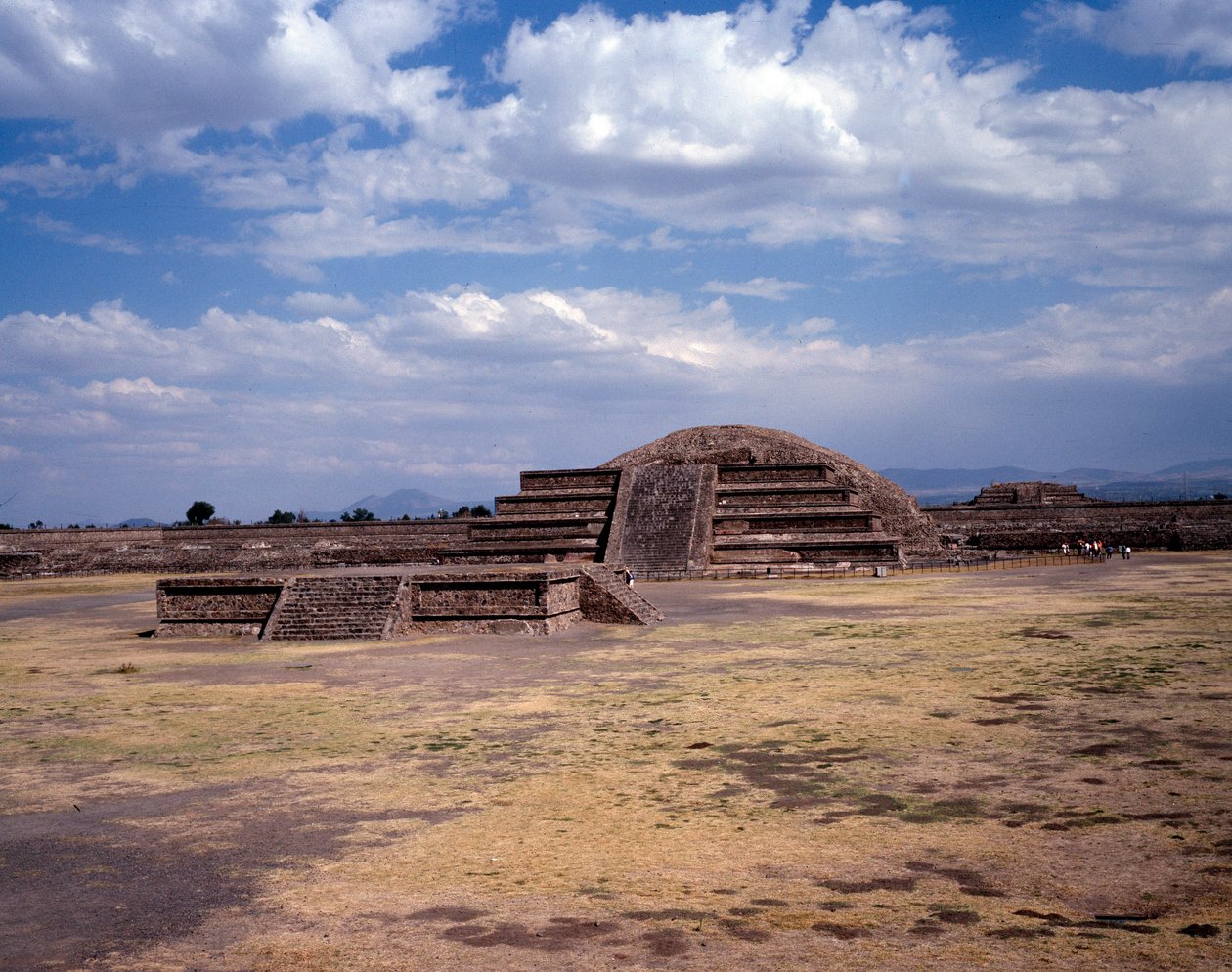 Før colombiansk civilisation: udsigt over stedet for Teotihuacan (300 f.Kr.-600 e.Kr.): solens tempel (eller pyramide). Mexico af Pre Columbian Pre Columbian