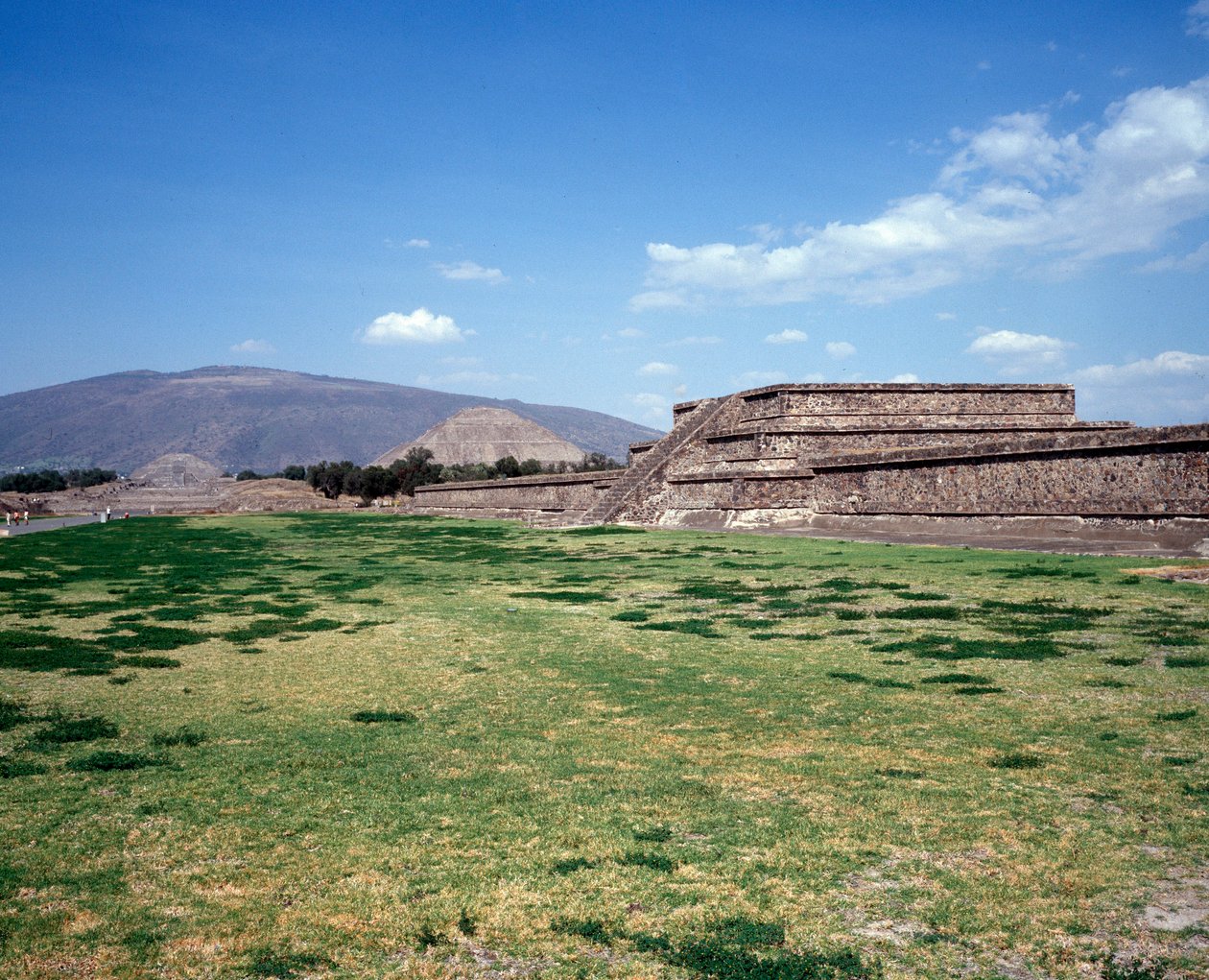 Før colombiansk civilisation: udsigt over stedet for Teotihuacan (300 f.Kr.-600 e.Kr.): solens tempel (eller pyramide). Mexico af Pre Columbian Pre Columbian