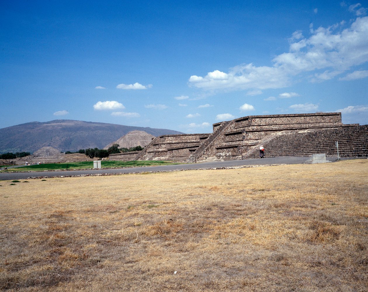 Før colombiansk civilisation: udsigt over stedet for Teotihuacan (300 f.Kr.-600 e.Kr.): solens tempel (eller pyramide). Mexico af Pre Columbian Pre Columbian