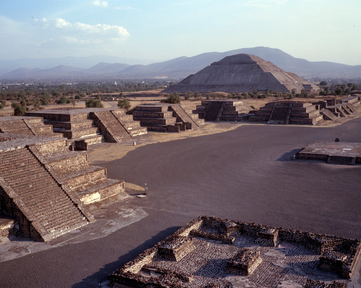 Før colombiansk civilisation: udsigt over stedet for Teotihuacan (300 f.Kr.-600 e.Kr.): solens tempel (eller pyramide). Mexico af Pre Columbian Pre Columbian
