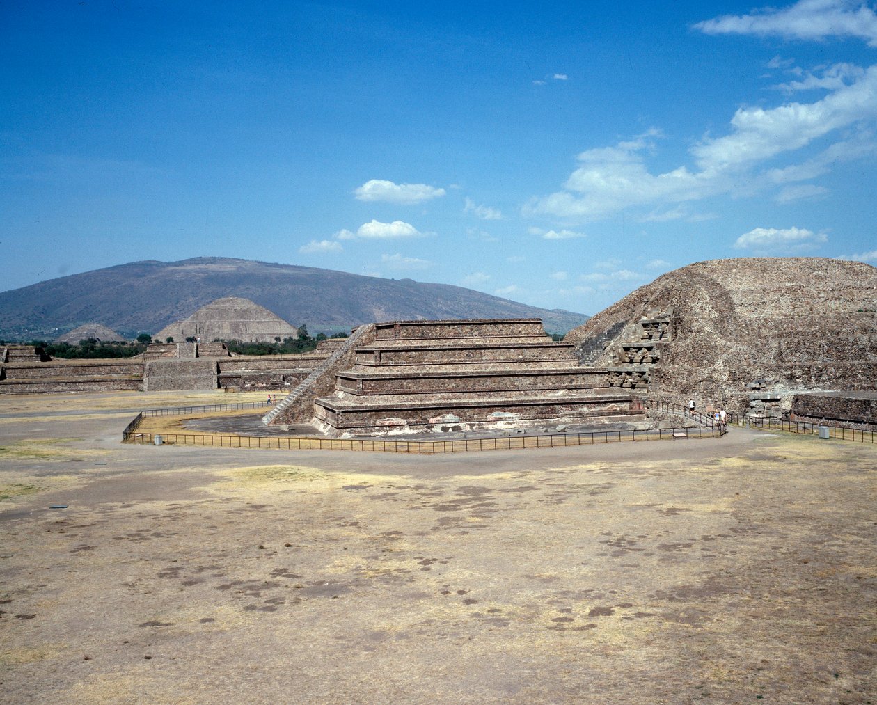 Før colombiansk civilisation: udsigt over stedet for Teotihuacan (300 f.Kr.-600 e.Kr.): solens tempel (eller pyramide). Mexico af Pre Columbian Pre Columbian