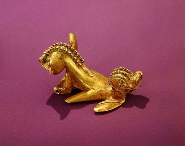 Tairona-vedhæng, der forestiller et dobbelthovedet dyr, 7.-8. århundrede e.Kr. (guld) af Pre Columbian Pre Columbian