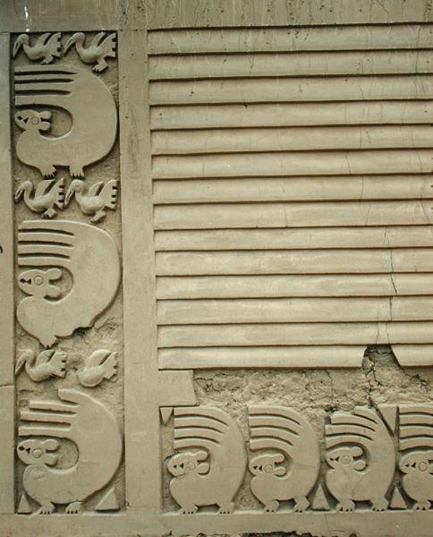 Ceremonierpladsen, Tschudi-paladset, bygget af Chimu, detalje af et dyr fra muren, ca. 1300 f.Kr. (foto) (se også 162900) af Pre Columbian Pre Columbian