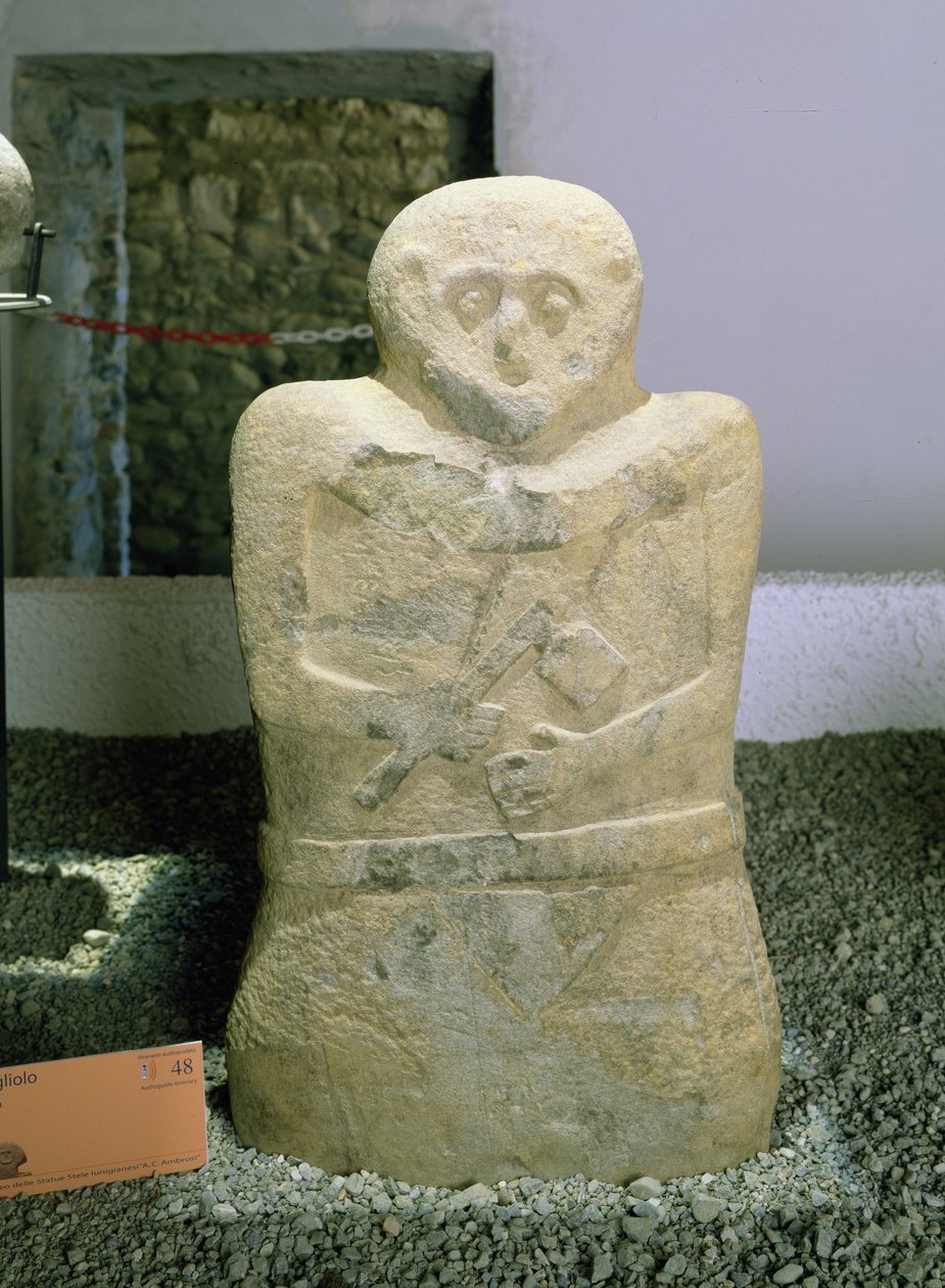 En af Lunigiana-stelerne, fundet i Bigliolo, ca. 3000 f.Kr af Prehistoric