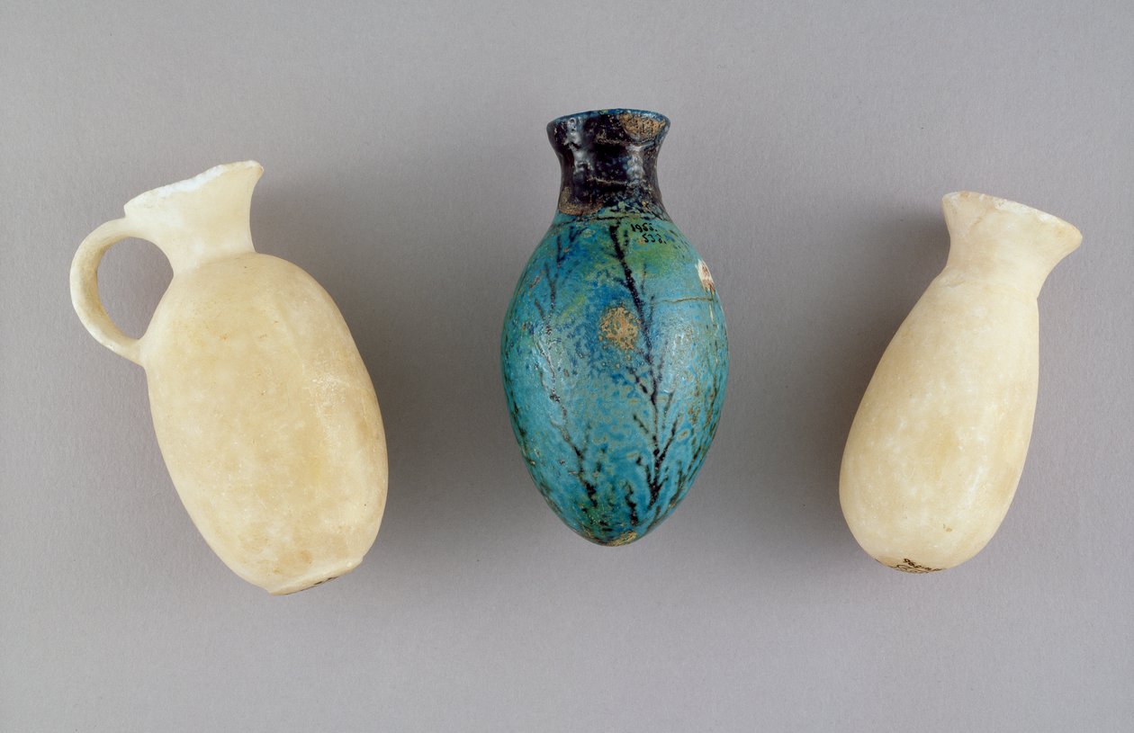 Tre kosmetiske beholdere fra grav G.37, Jericho, ca. 1800-1700 f.Kr. (gips og fajance) af Prehistoric