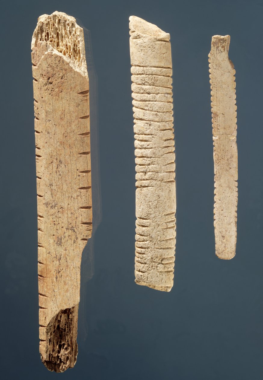 Tre dekorerede knogler (knogle) af Prehistoric