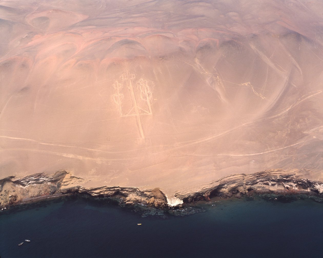 Luftfoto af Paracas kandelabre eller Andes kandelaber ved Pisco Bay (1983 - Fotografi) af Prehistoric Prehistoric