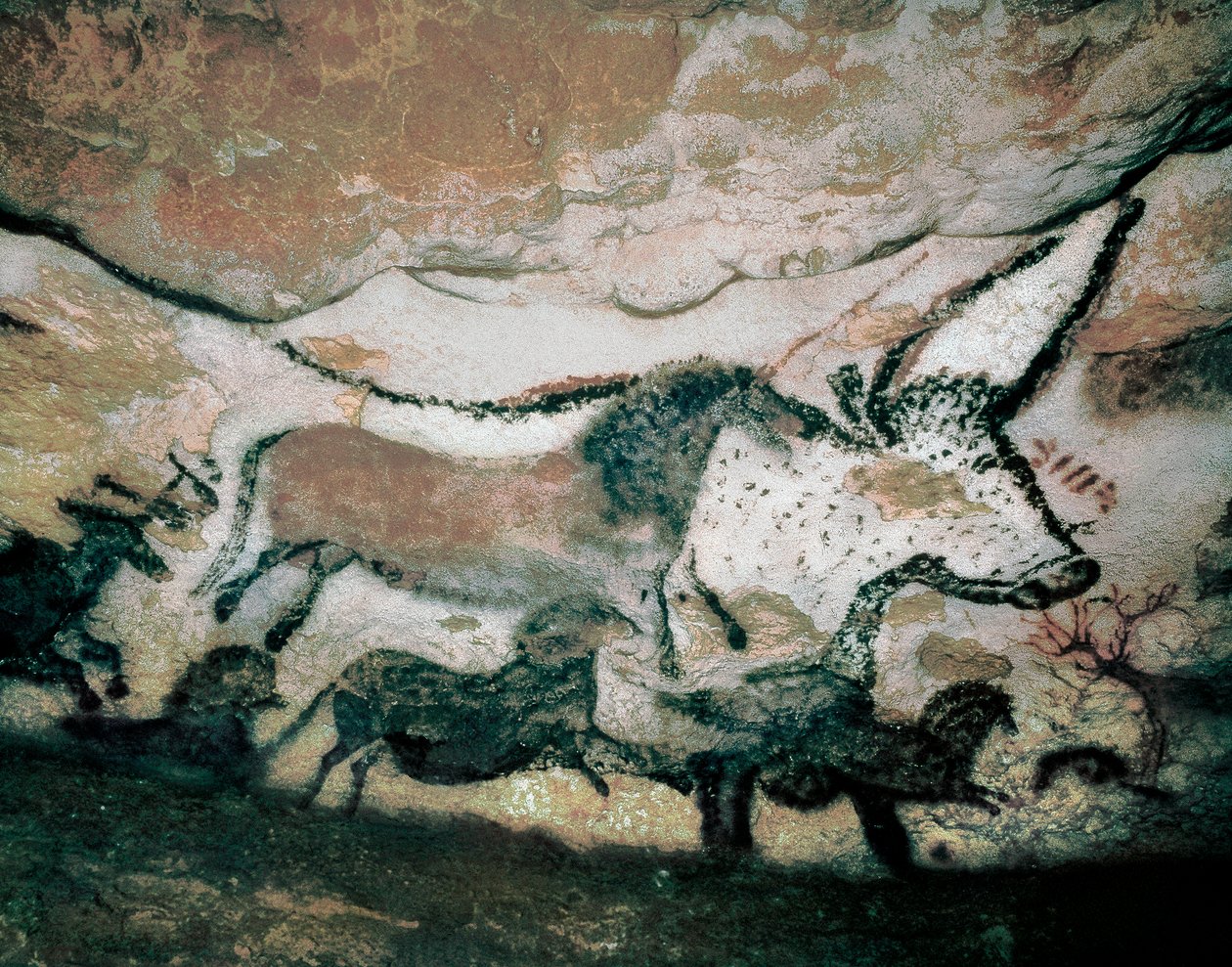 Tyr, med hjorte og hest, øvre palæolitikum, fra grotten i Lascaux, Frankrig, ca. 17.000-15.000 f.Kr. (maleri) af Prehistoric Prehistoric
