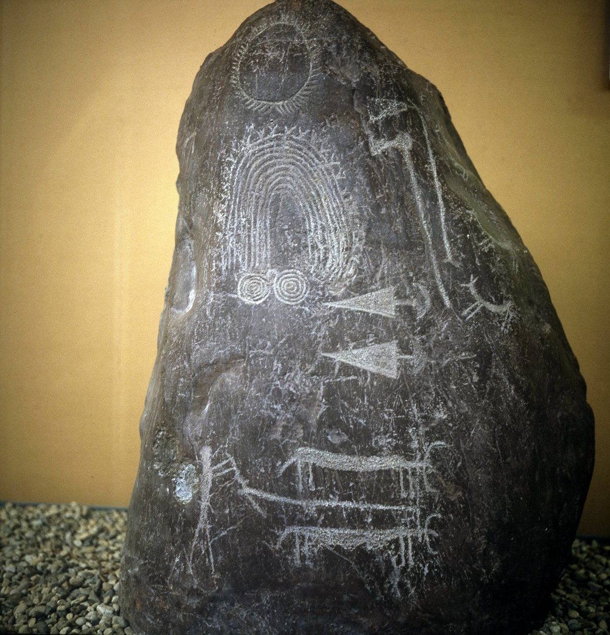 Civilisation af Camunni, forhistorie, klippekunst: gravsten, dyr, pilespidser og spiraler - Stele af Bagnolo type 2 i Valcamonica (Camonica-dalen) (Italien). af Prehistoric Prehistoric