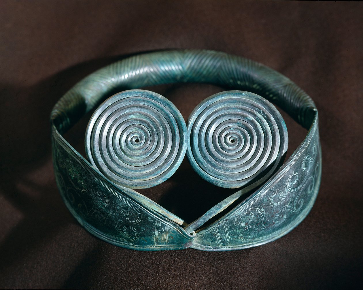 Forhistorie: halspynt i metal dekoreret med spiraler fra Halland. Svenska Nationalantikvariemuseet, Stockholm, Sverige af Prehistoric Prehistoric