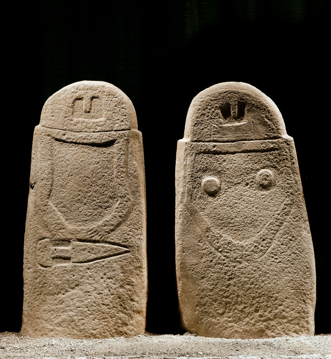 Forhistorisk kunst: to menhirs af mand og kvinde fra jernalderen fra stedet Lunigiana nær La Spezia, Italien. 1100-800 f.Kr. La Spezia, kommunalt museum for Lunigiana-civilisationen af Prehistoric Prehistoric