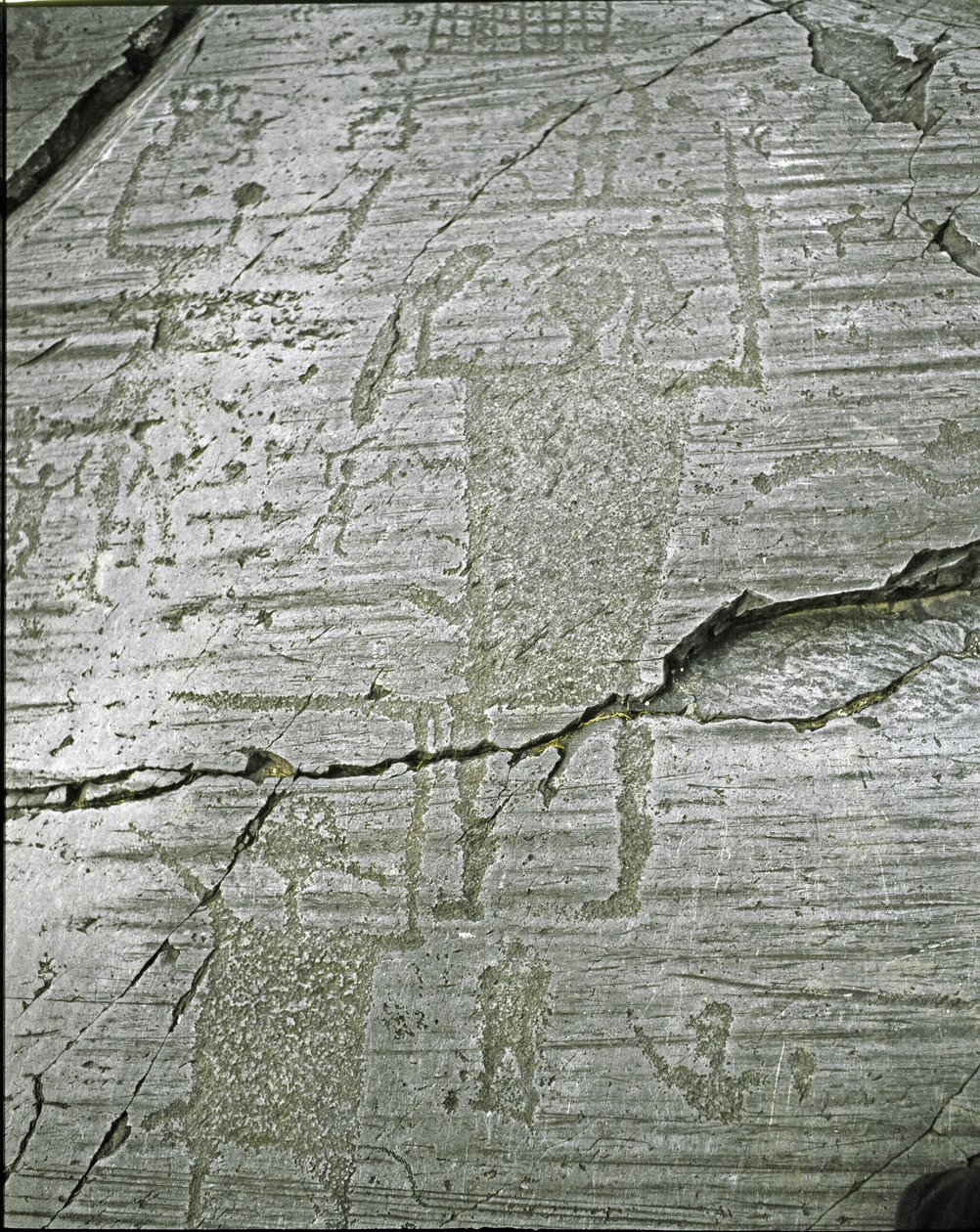 Forhistorie, Camunni-civilisation, klippekunst: gravsten med stiliserede repræsentationer af krigere, detaljer, der forestiller den store kriger (H. 80 cm) bevæbnet med et sværd og et skjold. Periode mellem yngre stenalder og bronzealder. Roche n. 50. Naqu af Prehistoric Prehistoric