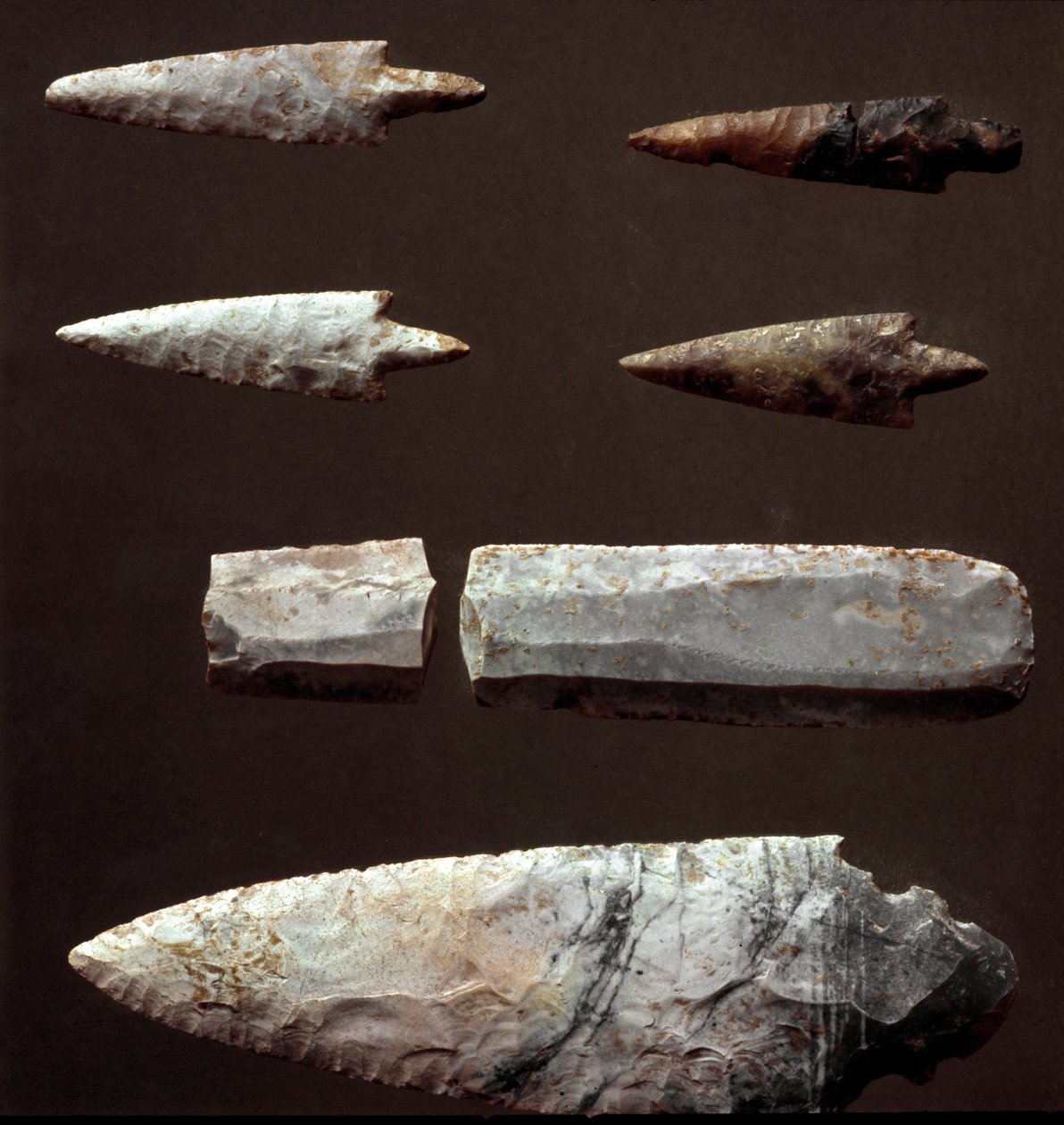Forhistorie: pilespidser og flint fra nekropolis Cantalupo-Mandela (Cantalupo Mandela), Lazio. Kobberalder. Eneolitisk. 2200 f.Kr. Rom, Luigi Pigorini Nationalmuseum for forhistorisk etnografi af Prehistoric Prehistoric