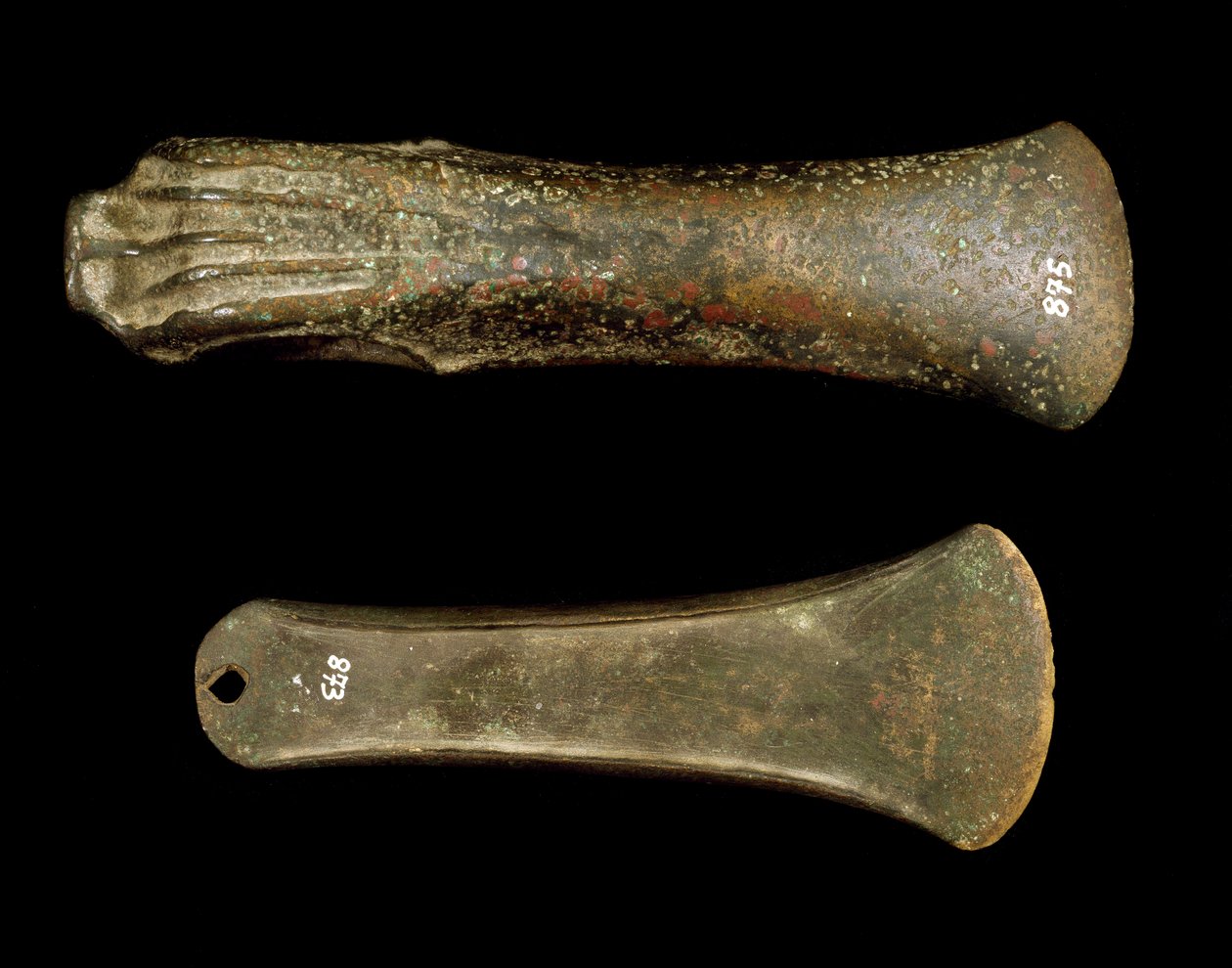 Forhistorie: økser lavet i Campania. Slutningen af ​​bronzealderen. Avellino, Irpino arkæologiske museum, Italien af Prehistoric Prehistoric