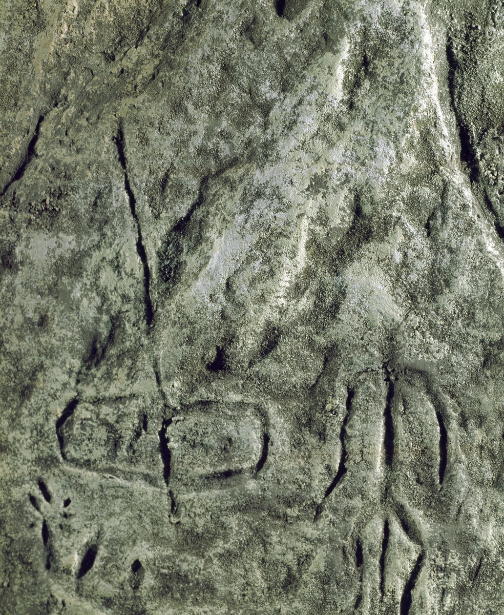 Forhistorie, klippekunst: helleristning (graffiti på sten) af en repræsentation af en båd og en menneskelig figur. neolitikum, stenalder. (Aserbajdsjan) Bronzealder. Baku, Aserbajdsjans statsreligionshistoriske museum af Prehistoric Prehistoric