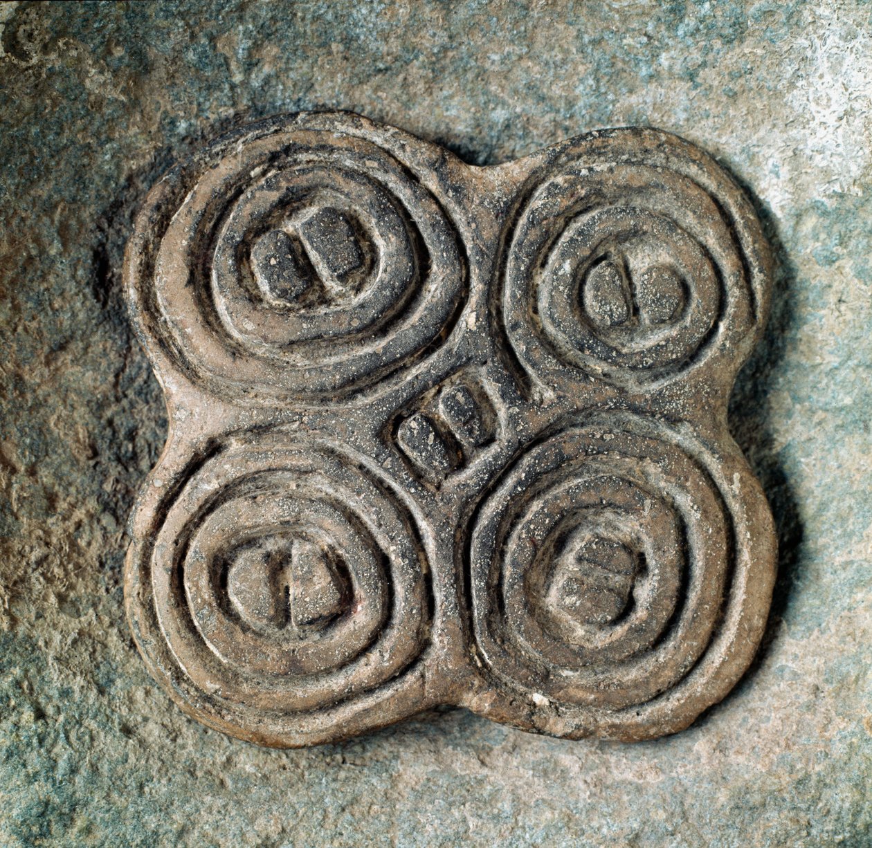 Forhistorie: segl eller segl (pintadera) dekoreret af en spiral fra Necropole of Arene Candide (Finale Liguria), Liguria. Mellemneolitikum, stenalder. Gener, museo di archeologia ligure af Prehistoric Prehistoric