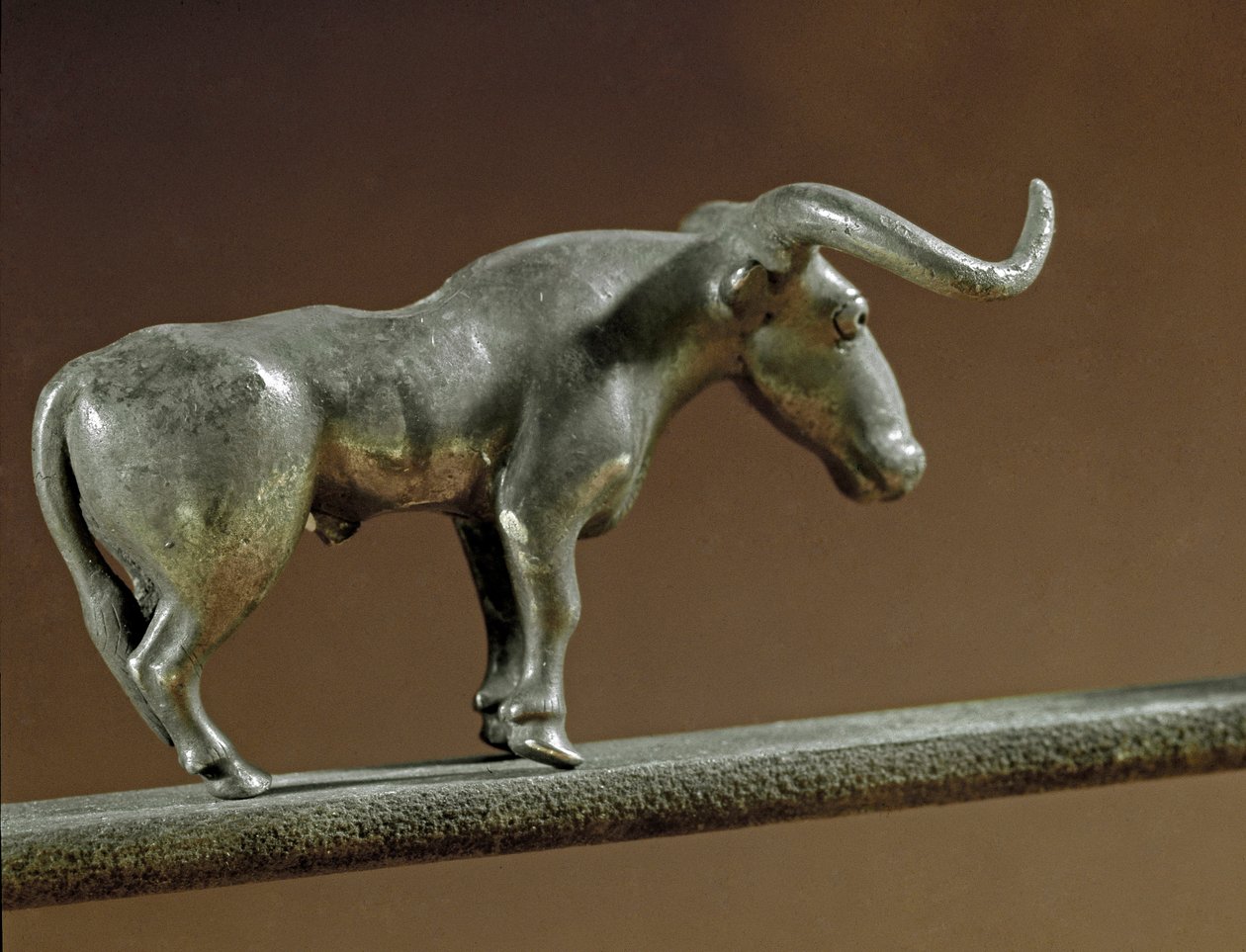 Forhistorie: Sølvtyrestatue fra Maikops grav (Kaukasus). 3000-2500 f.Kr. Eneolitikum, kobberalder. Sankt Petersborg, Eremitagemuseet, Rusland af Prehistoric Prehistoric