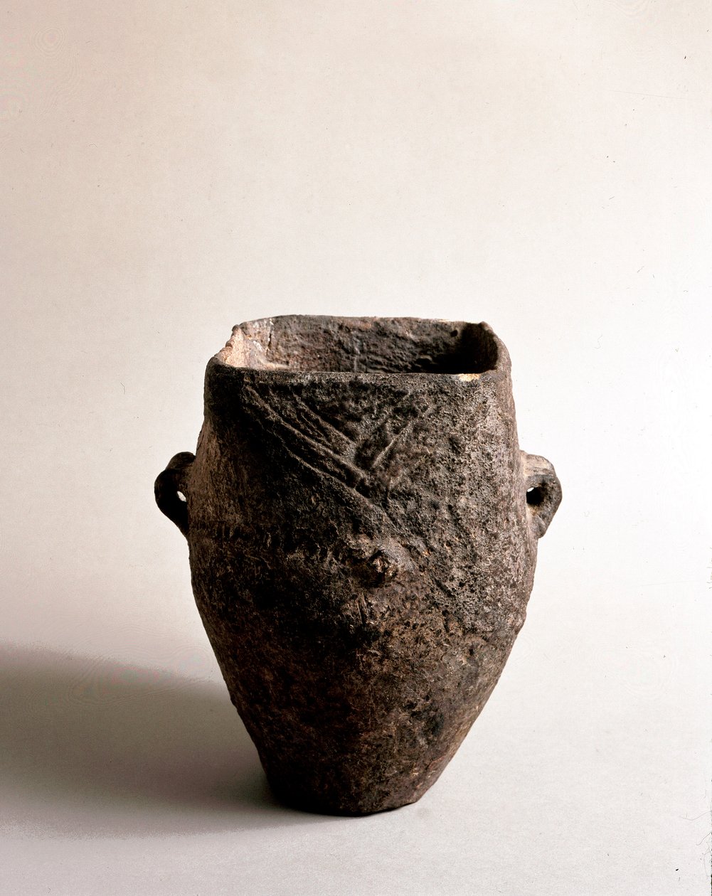 Forhistorie: terracotta vase med firkantet åbning af den yngre stenalder fra Caverna Delle Arene i Candide (Ligurien). Pegli, Villa Pallavicini-museet af Prehistoric Prehistoric