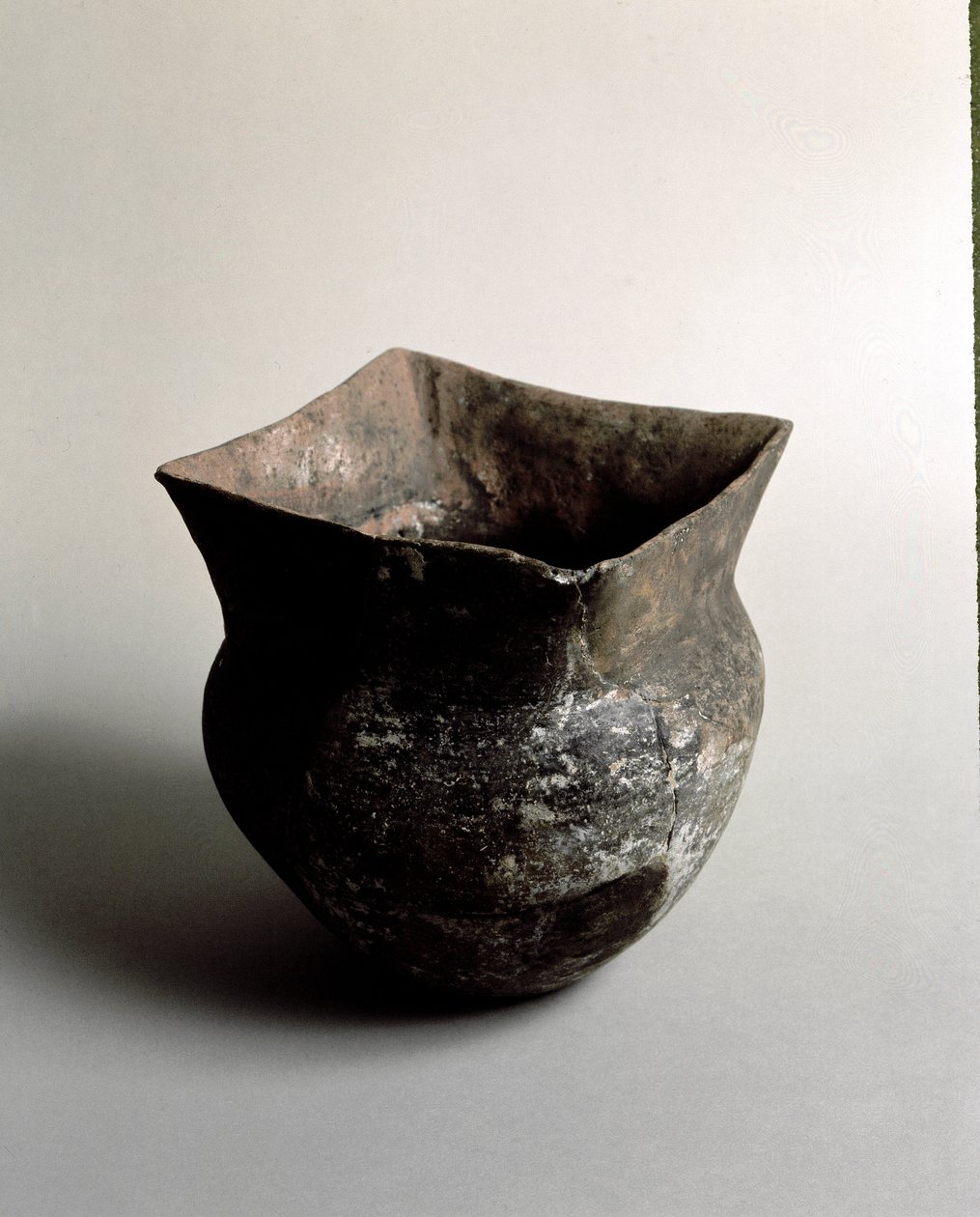 Forhistorie: terracotta vase med firkantet åbning af den yngre stenalder fra Caverna Delle Arene i Candide (Ligurien). Pegli, Villa Pallavicini-museet af Prehistoric Prehistoric