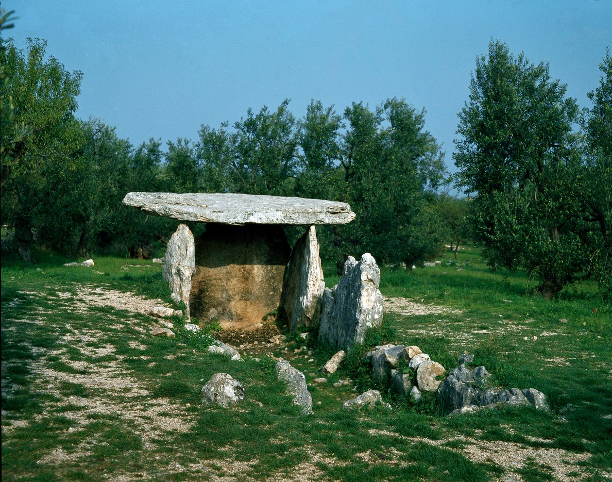 Forhistorie: udsigt over dyssene i Chianca med dens indgangskorridor. Stenalder, yngre stenalder. 6.-3. århundrede f.Kr. Bisceglie, Puglia, Italien af Prehistoric Prehistoric