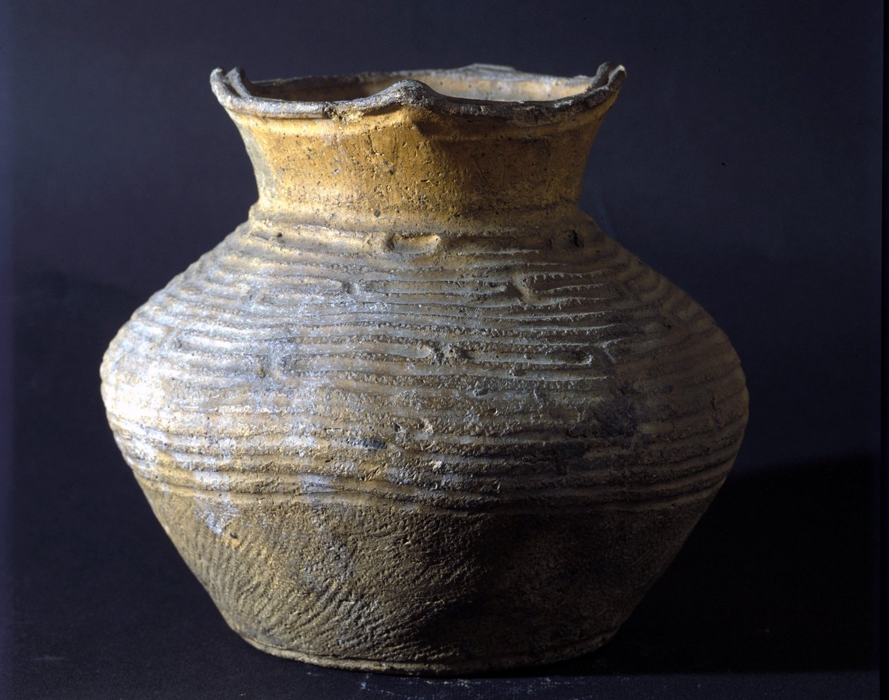 Terracotta krukke fra Jomon perioden (forhistorie i Japan). Rom, Nationalmuseet for Orientalsk Kunst. af Prehistoric Prehistoric