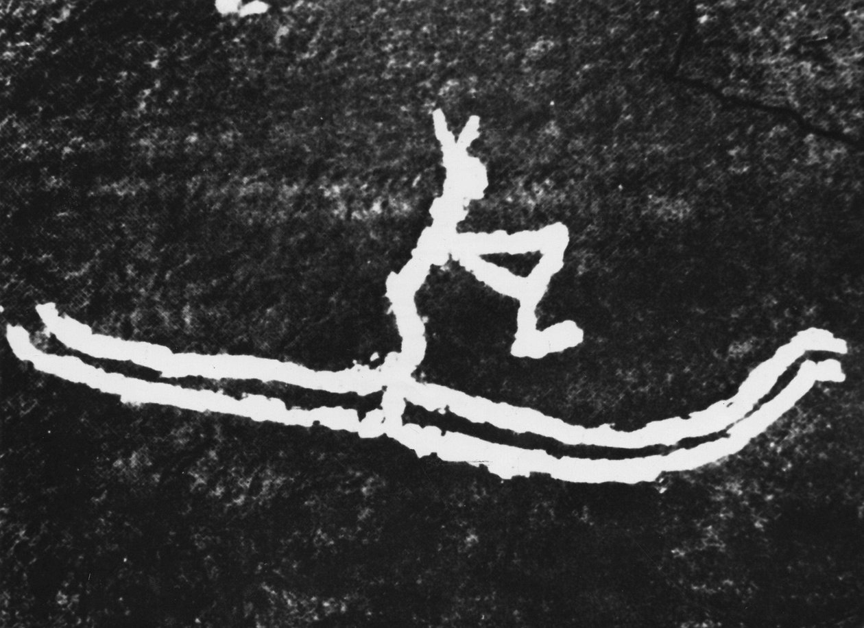 Den ældste plastiske repræsentation af skiløb: klippegravering ved Rodeo Joetta i Nordnorge, opdaget af Gostrom Cjessing i 1933 og dateret omkring 4000 f.Kr. af Prehistoric Prehistoric