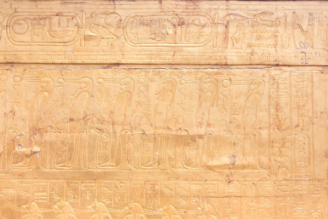 Den ydre gyldne helligdom i Tutankhamons gravkammer, Egyptisk Museum, Kairo, Egypten af Prehistoric Prehistoric