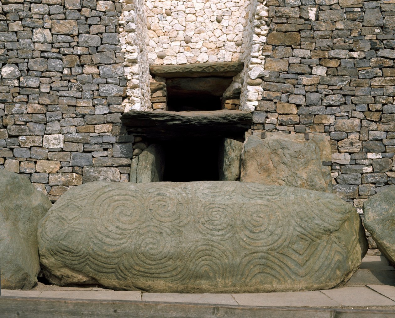 Udsigt over indgangen til det forhistoriske monument i Newgrange, 3200 f.Kr af Prehistoric Prehistoric
