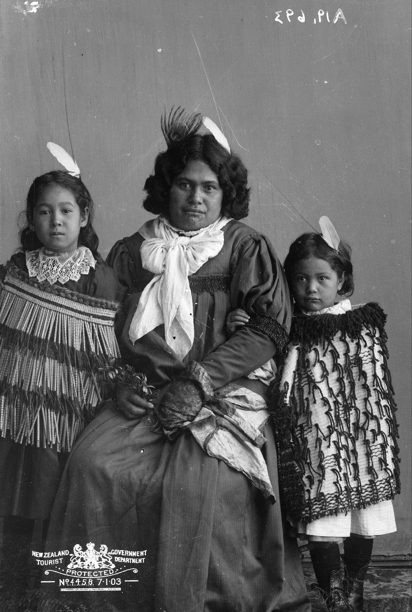 Maori kvinde og to børn af Pulman and Son