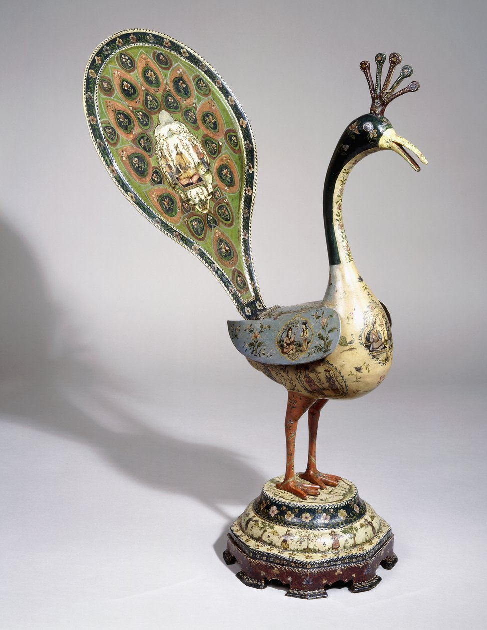 En Qajar-påfugl malet med blomsterdesign og billedkartocher, der forestiller hoffolk, 1800-tallet af Qajar School