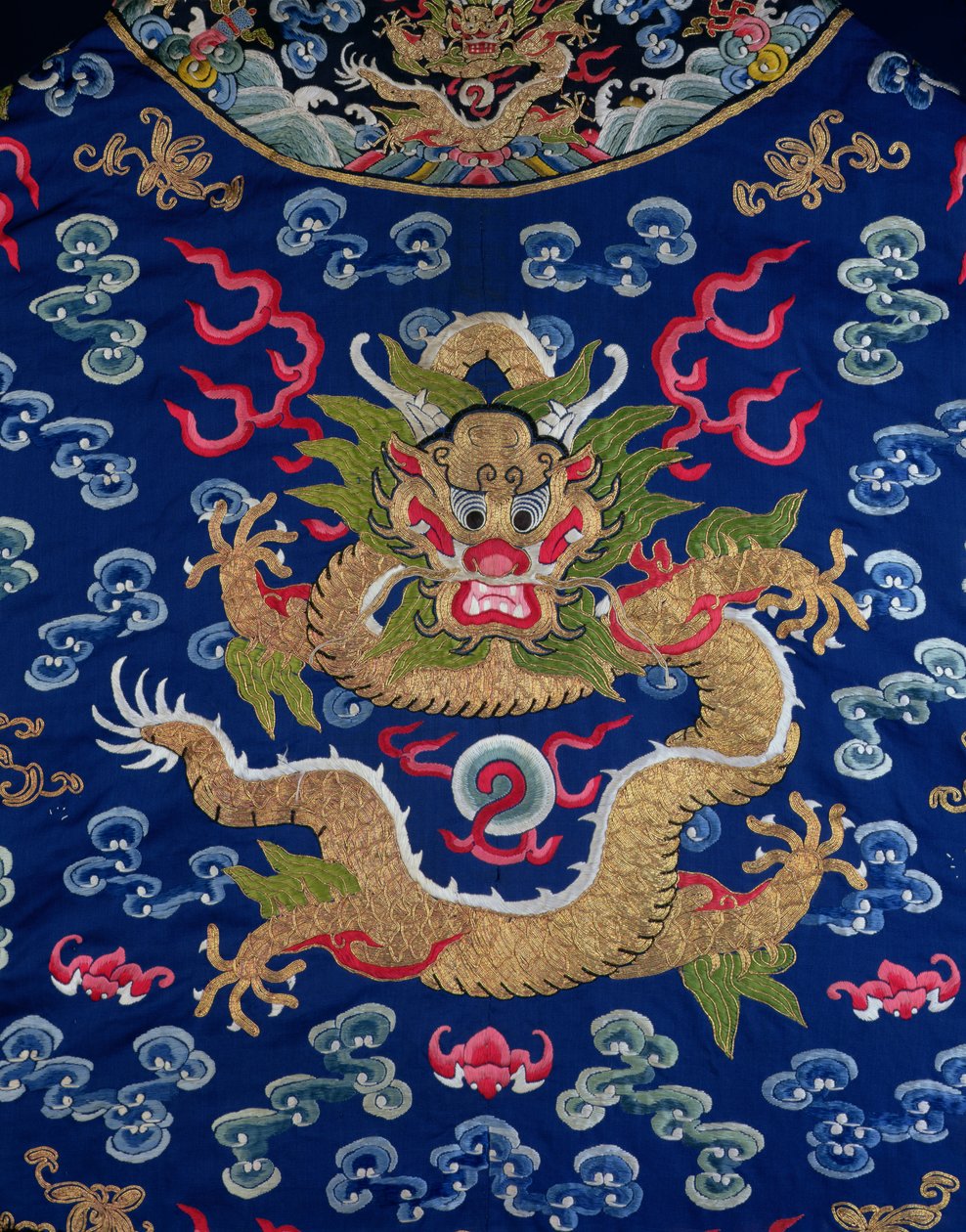 En blå-grundet broderet Kesi-dragekåbe, detalje af dragen af Qing Dynasty Chinese School