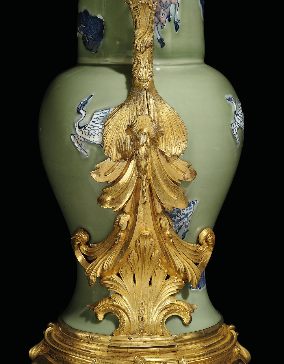 En af et par af Ludvig XV ævle, porcelæn 1662-1722, beslag ca. 1745-49 (ormolu-monteret porcelæn) af Qing Dynasty   Kangxi Period Chinese School