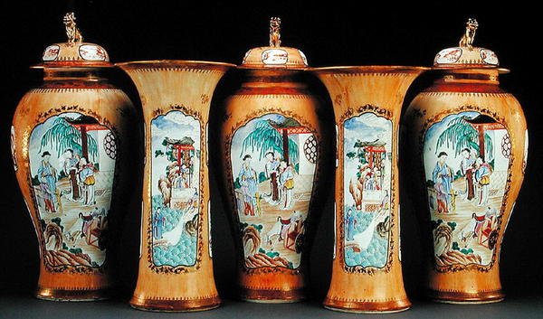 En cafe au lait ground famille rose fem-delt garniture, Qianlong Periode af Qing Dynasty Chinese School