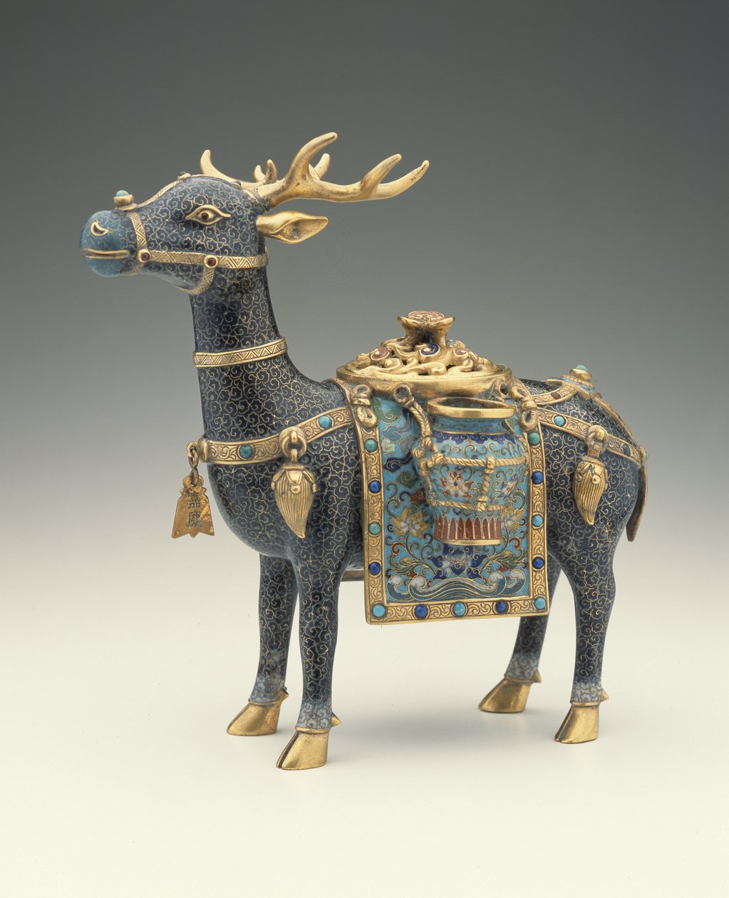 En figur af en hjort (cloisonne-emalje) af Qing Dynasty Chinese School