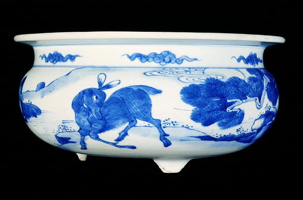 Røgelsekar malet i underglasur blå med hjorte i et landskab, Kangxi periode (1662-1722) (porcelæn) af Qing Dynasty Chinese School